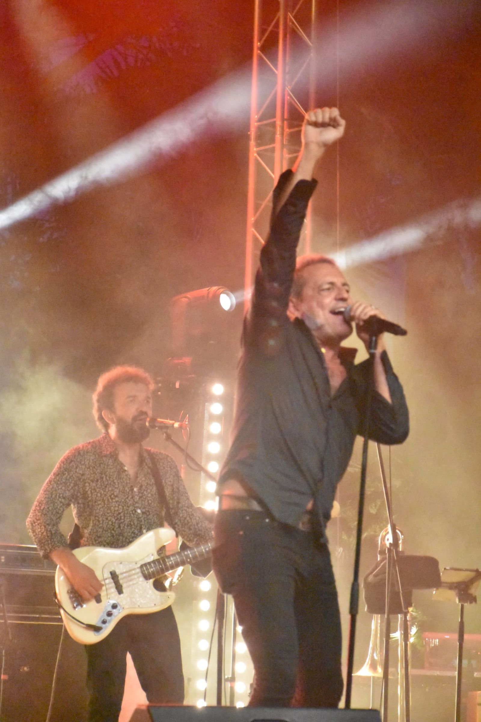 M-Clan convierte Ceuta en un enorme escenario de rock con una noche para el recuerdo