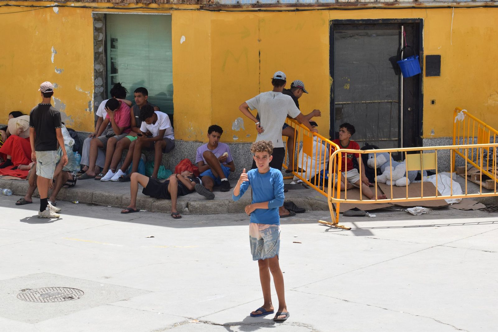 Un niño marroquí hace un gesto a la cámara en el polígono de El Tarajal