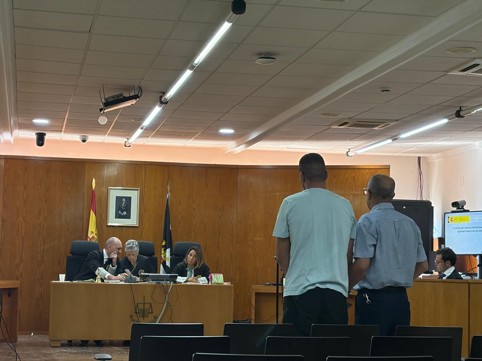 El acusado comparece en la Sección VI por medio de un intérprete.