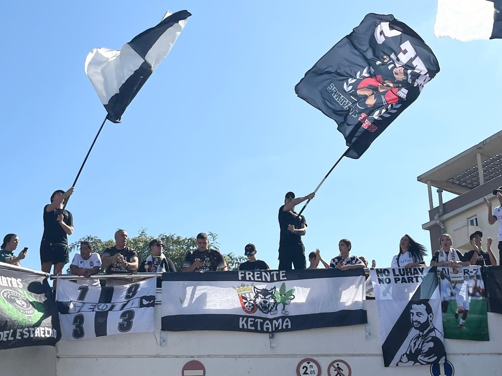 FOTOGALERÍA | Los jugadores de la AD Ceuta llegan Murube para recibir al Mirandés
