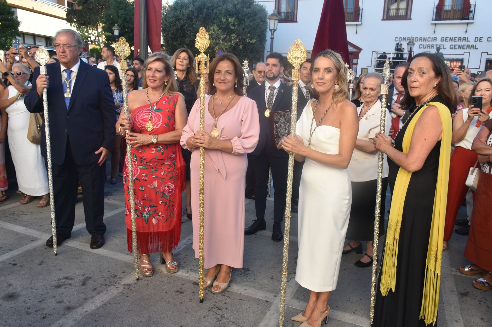 La Virgen de África emociona a Ceuta en una procesión para la historia