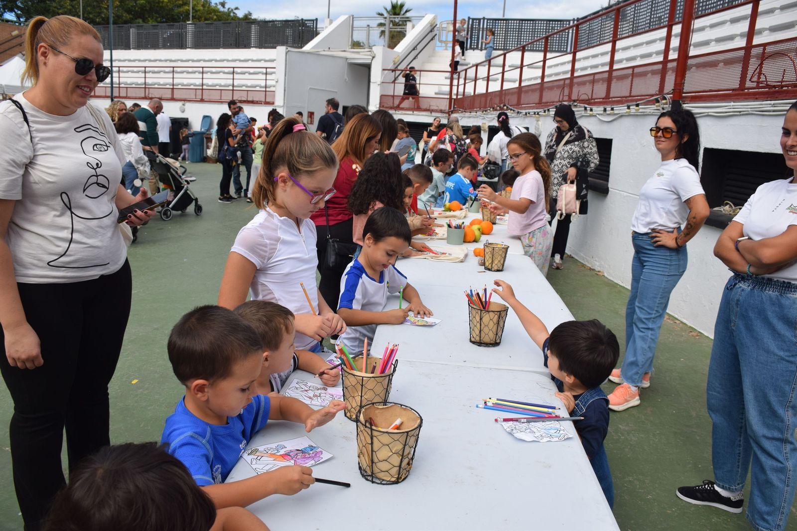Ceuta celebra un Día de la Mochila multitudinario bajo un ambiente festivo y familiar Ceuta celebra un Día de la Mochila multitudinario bajo un ambiente festivo y familiar