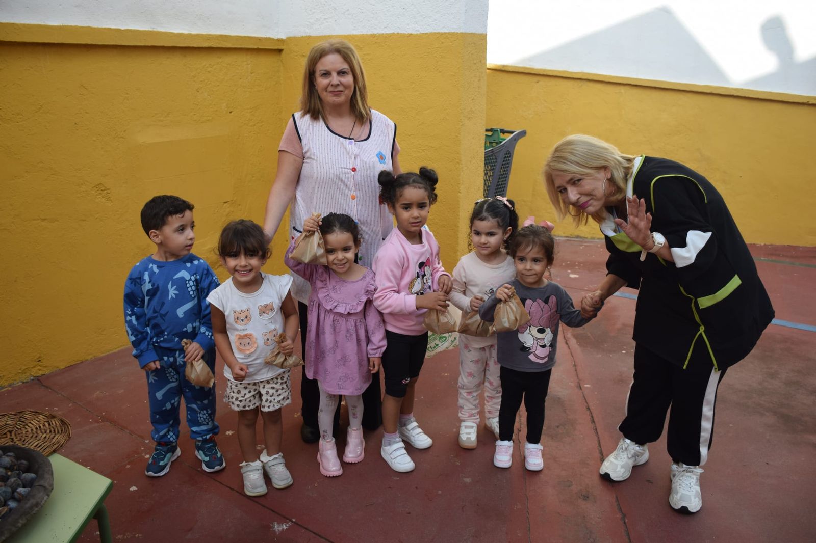 FOTGALERÍA | El Castañero visita el CEIP Ortega y Gasset y continúa su ruta por varios colegios de Ceuta
