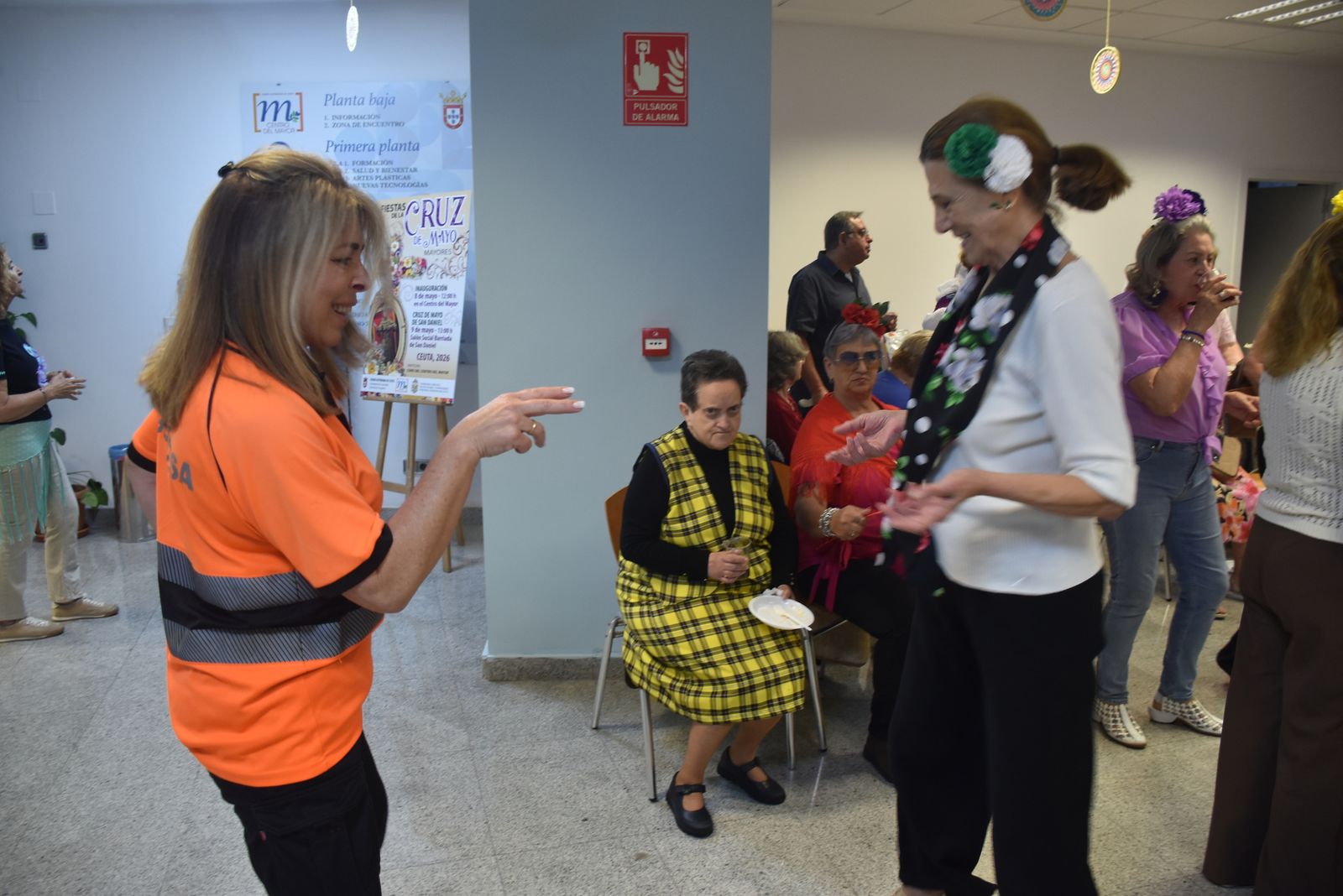 Las mujeres del Centro del Mayor celebran sus Cruces de Mayo
