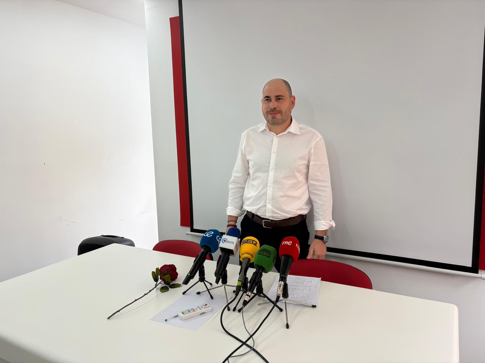 El secretario general del PSOE de Ceuta, Miguel Ángel Pérez Triano, este martes durante su comparecencia en Daoiz