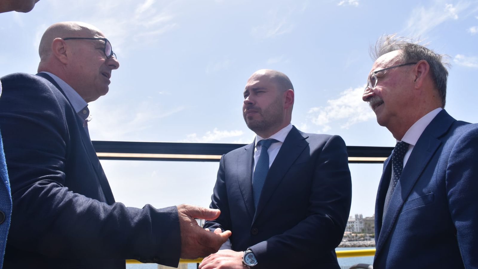 Pérez Triano dialoga con el presiden te Vivas y el consejero de Turismo, Nicola Cecchi