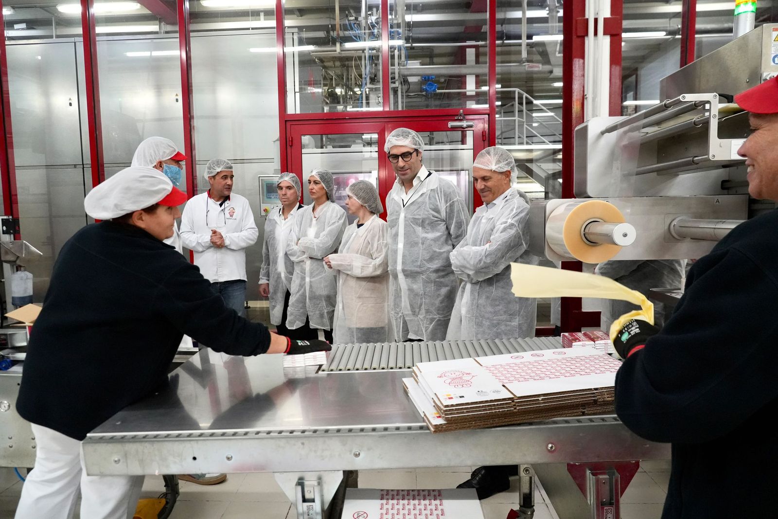 Carlos Cuerpo conoce de primera mano el comercio del Tarajal y los secretos del chocolate Maruja