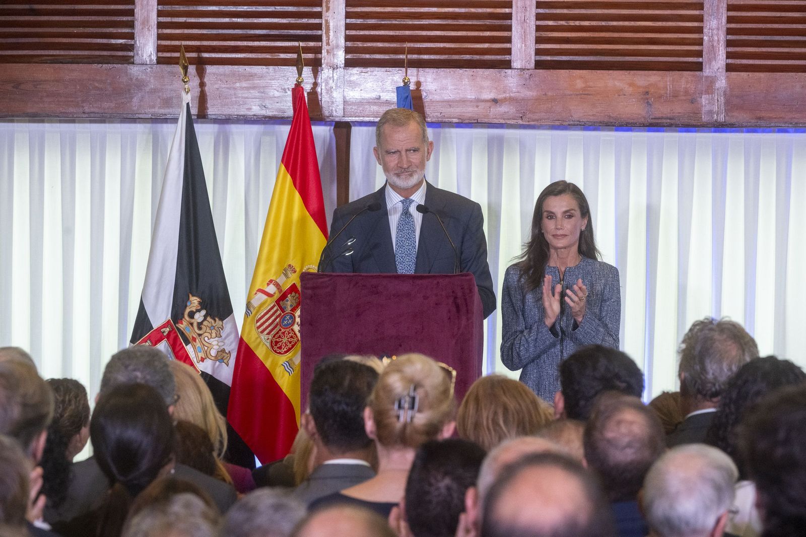 El Rey ofrece un discurso a 300 ceutíes durante un encuentro con la sociedad junto a Letizia en el Parador