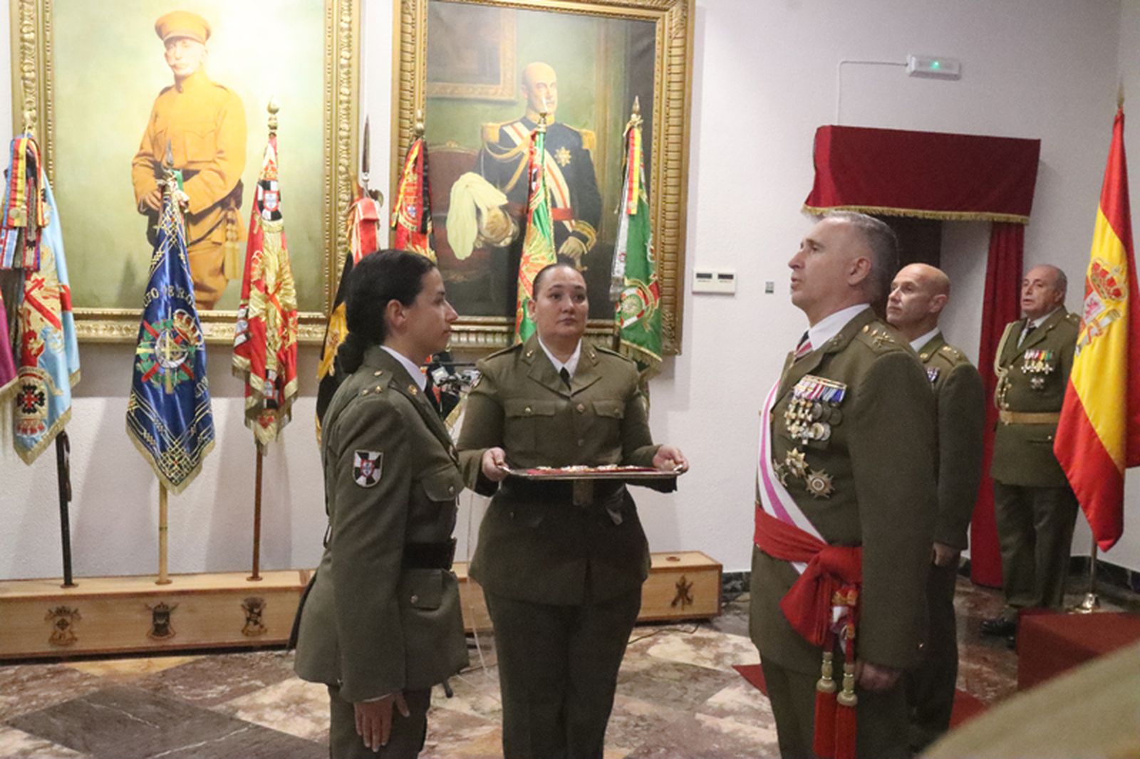 Entrega de condecoraciones en el Salón del Trono de la Comandancia. / FOTO REDUAN