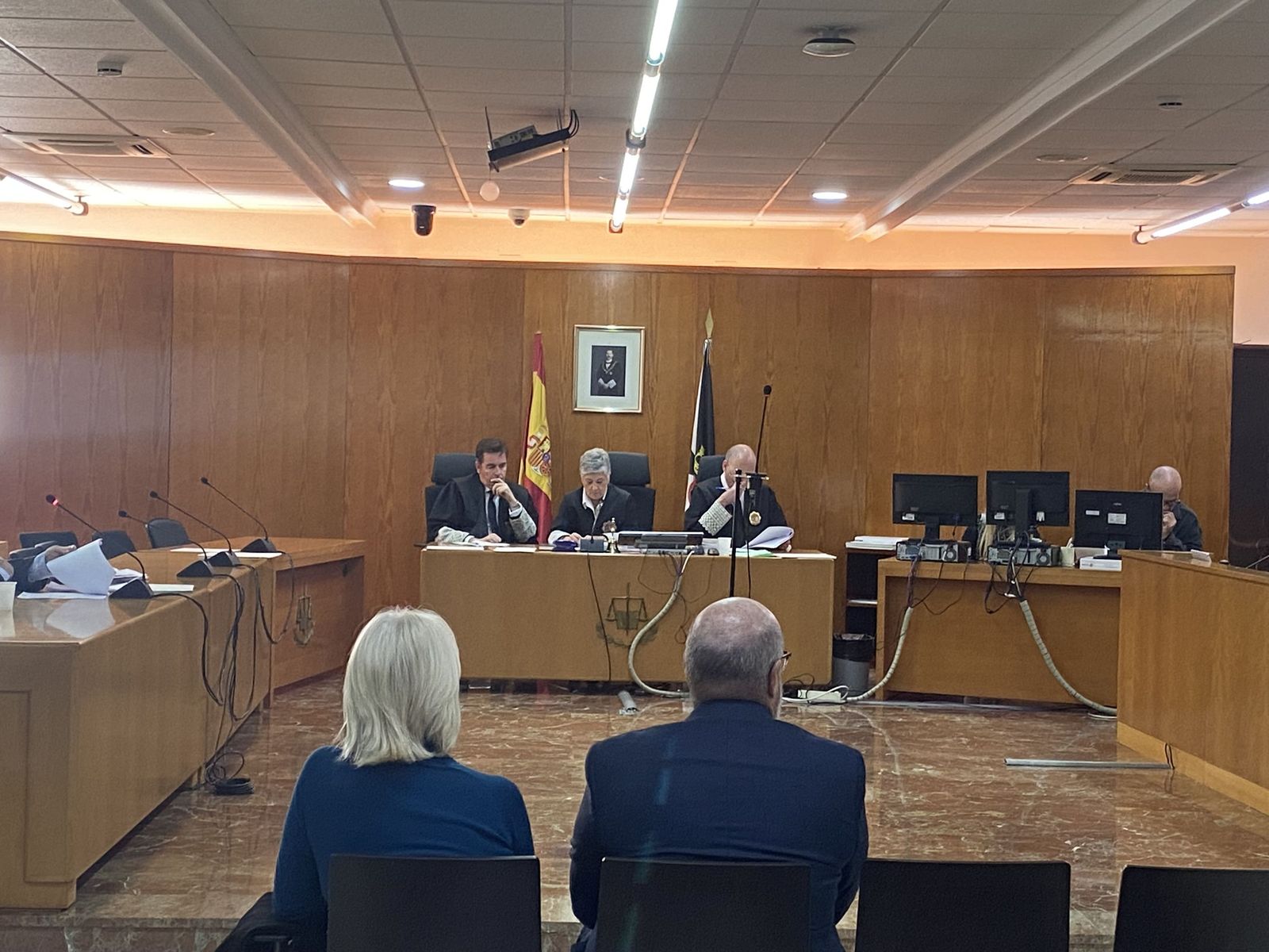 Ambos acusados sentados en el banquillo.