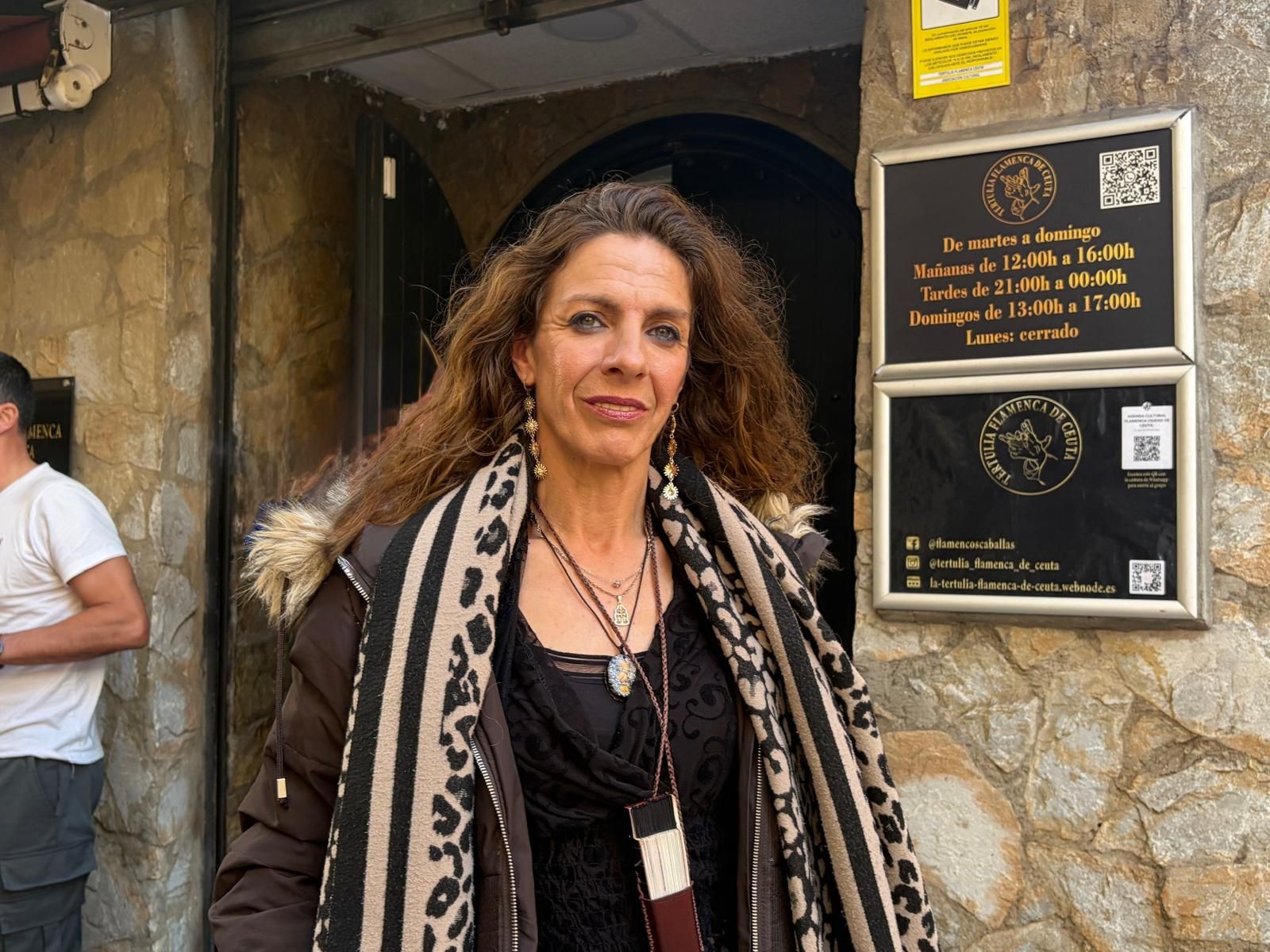 La cantaora Alicia Carrasco a las puertas de la Tertulia Flamenca.
