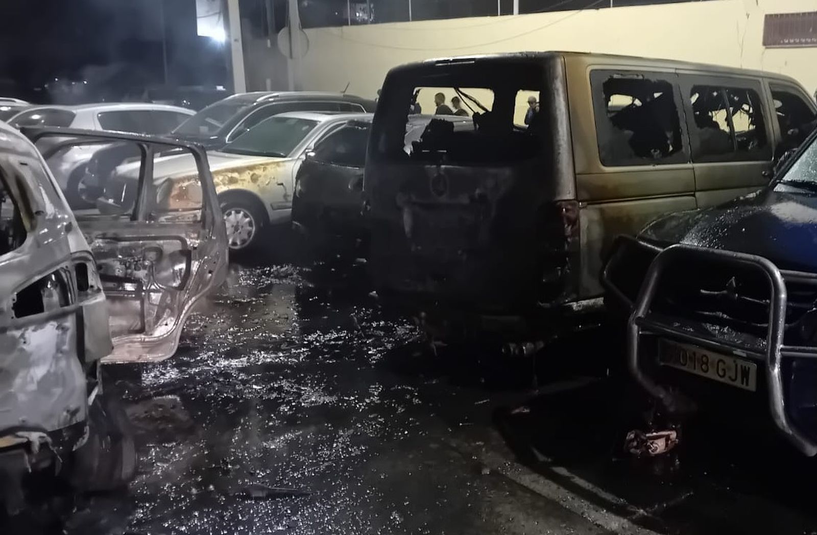 Imágenes de los vehículos calcinados la pasada madrugada junto al CEIP Reina Sofía