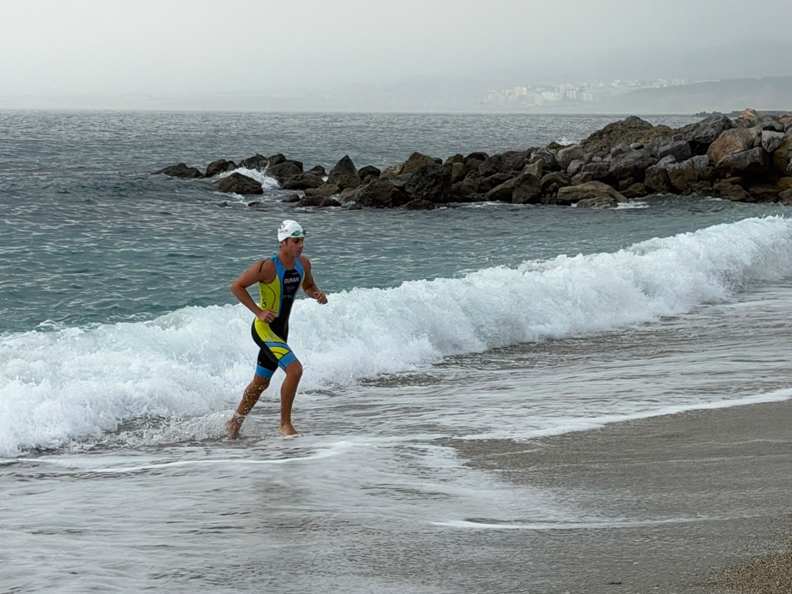 Los aficionados al triatlón en Ceuta se reúnen para participar en el Acuatlón Popular 'Juan Mur' y en la Phoenix Kids Triathlon