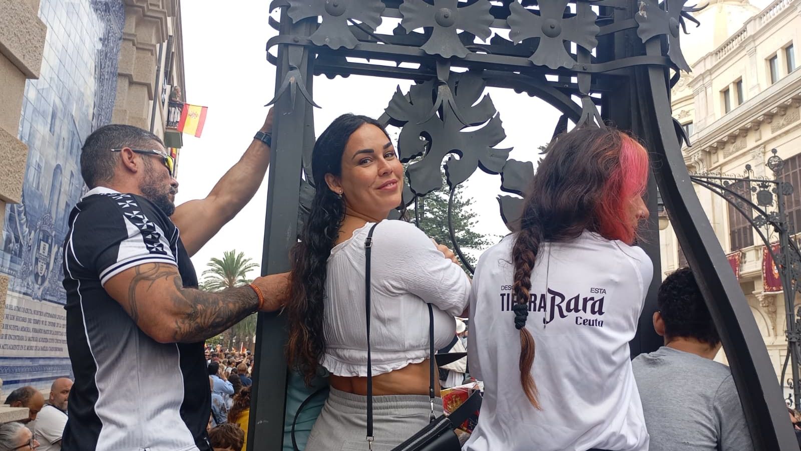 Ana, en el centro, nos atiende desde las alturas