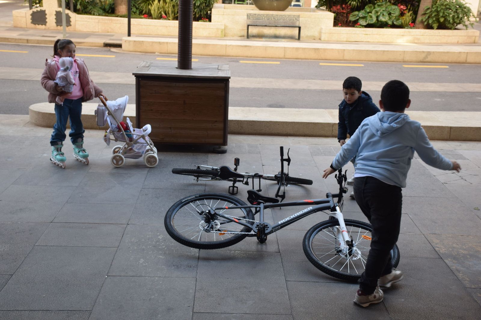Los más pequeños disfrutan de los regalos de los Reyes Magos