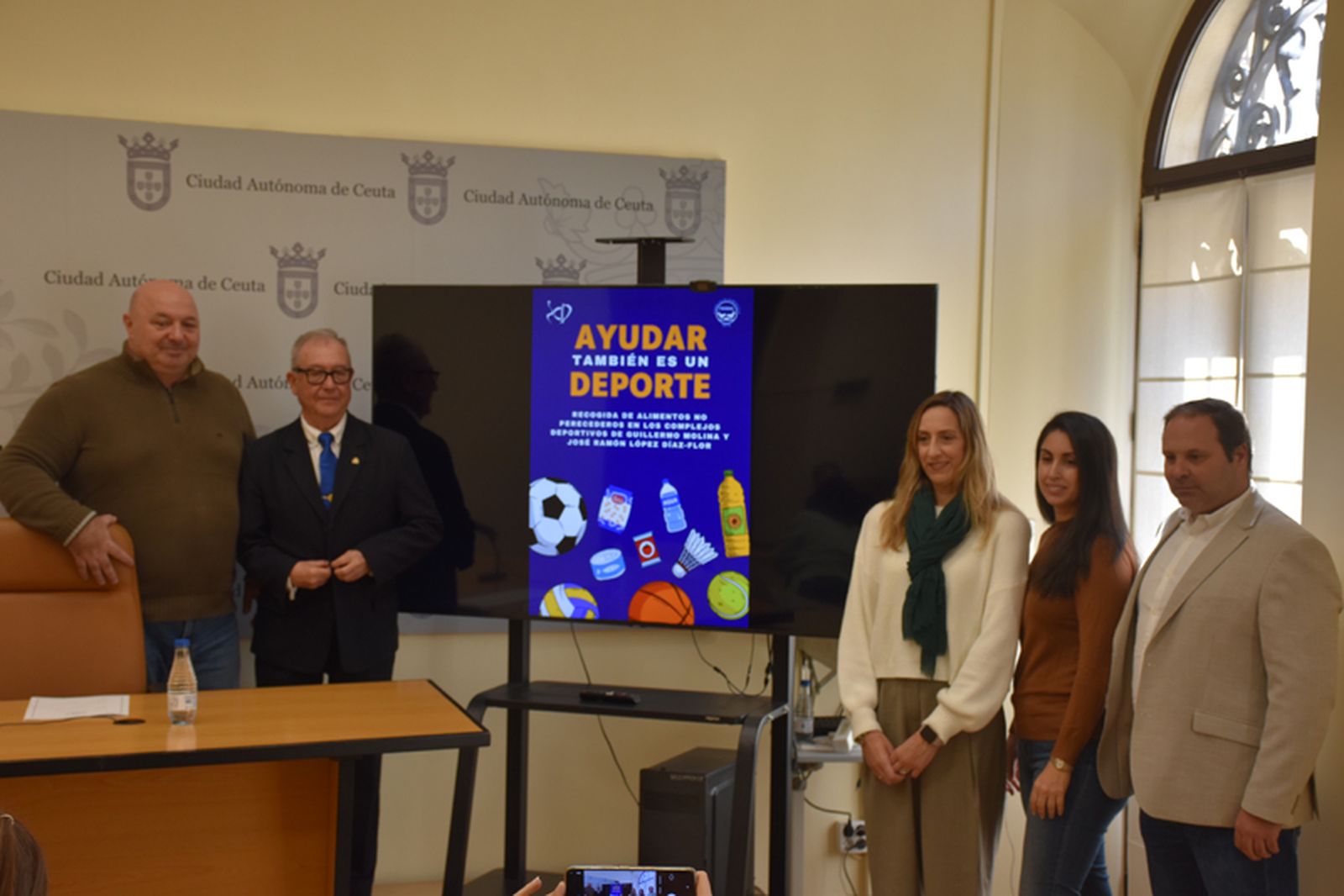 Cecchi, Mariscal, García y Aguilera posando frente al cartel. / FOTO J.I.M.