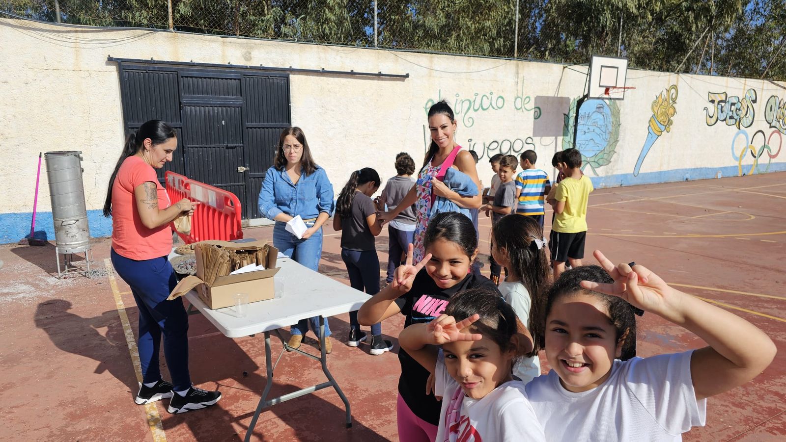 FOTOGALERÍA | El Castañero visita el CEIP Reina Sofía para mantener la tradición en vísperas de La Mochila FOTOGALERÍA | El Castañero visita el CEIP Reina Sofía para mantener la tradición en vísperas de La Mochila