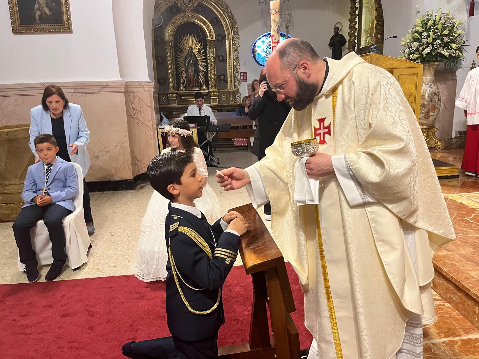 El vicario oficia comuniones en el Santuario de la Virgen de África