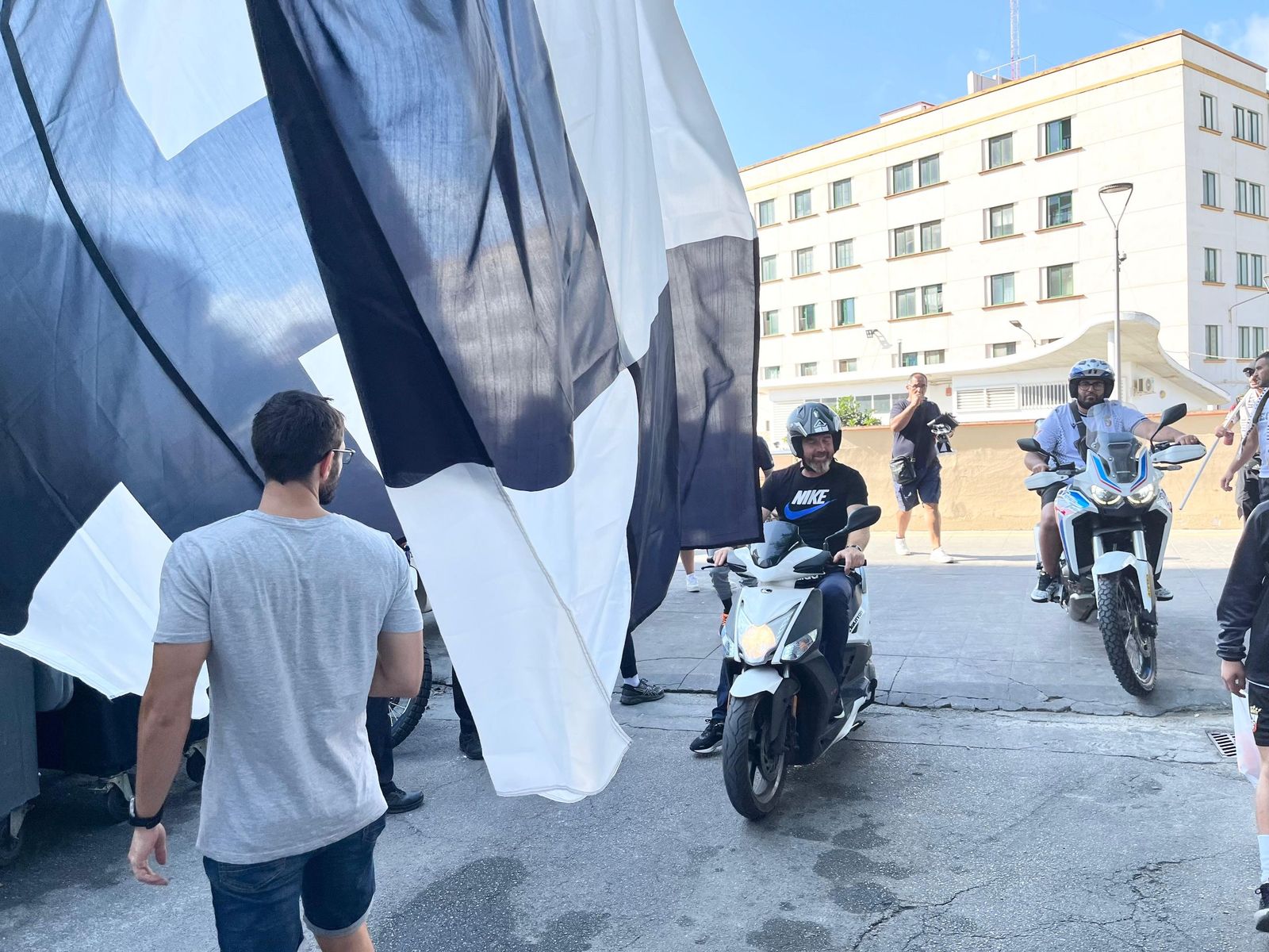 La afición de la AD Ceuta con su equipo desde el Alfonso Murube La afición de la AD Ceuta con su equipo desde el Alfonso Murube