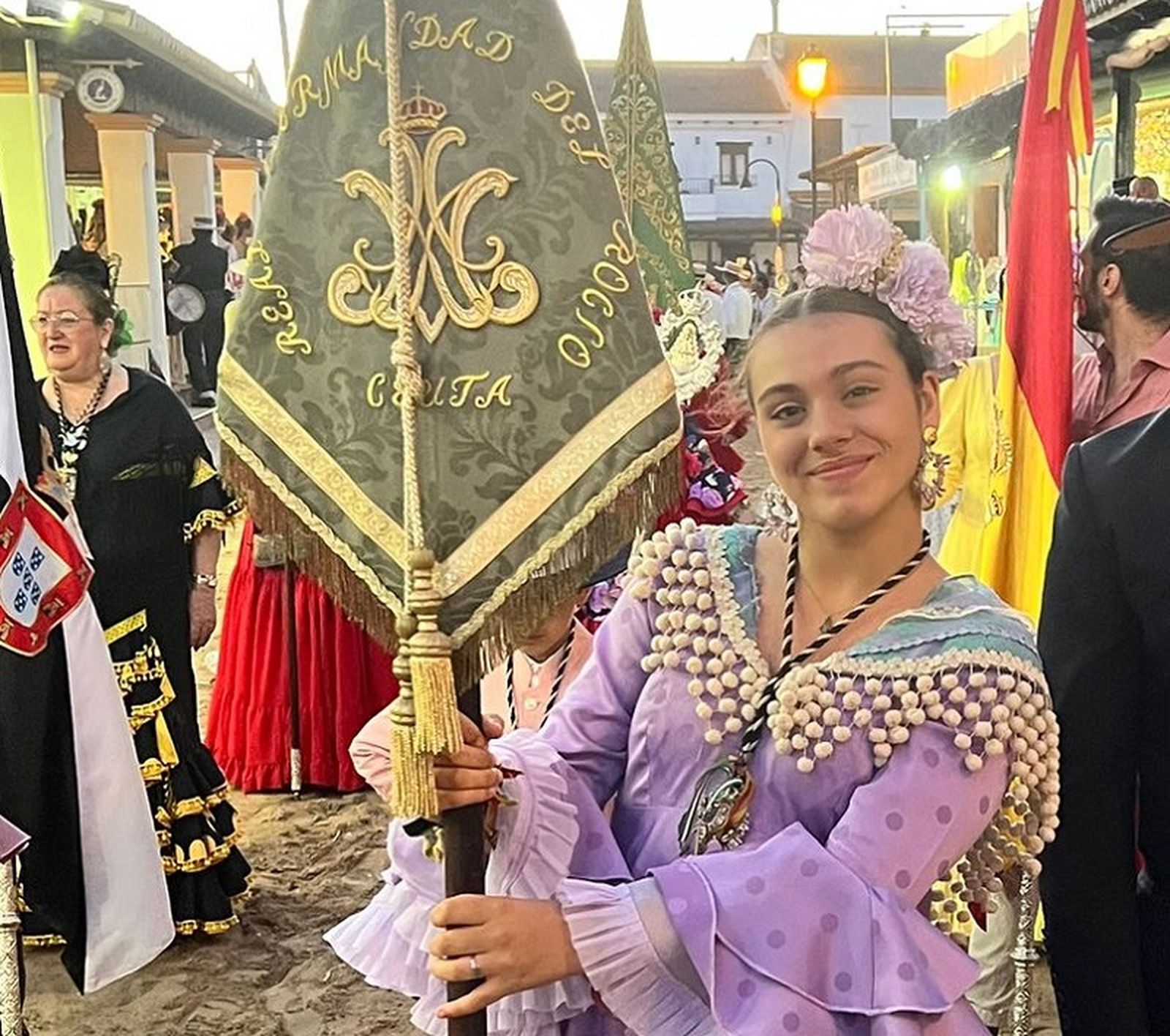Candela Ayala, la pregonera joven del Rocío de Ceuta 2025, en una peregrinación a la aldea. / FOTO CEDIDA
