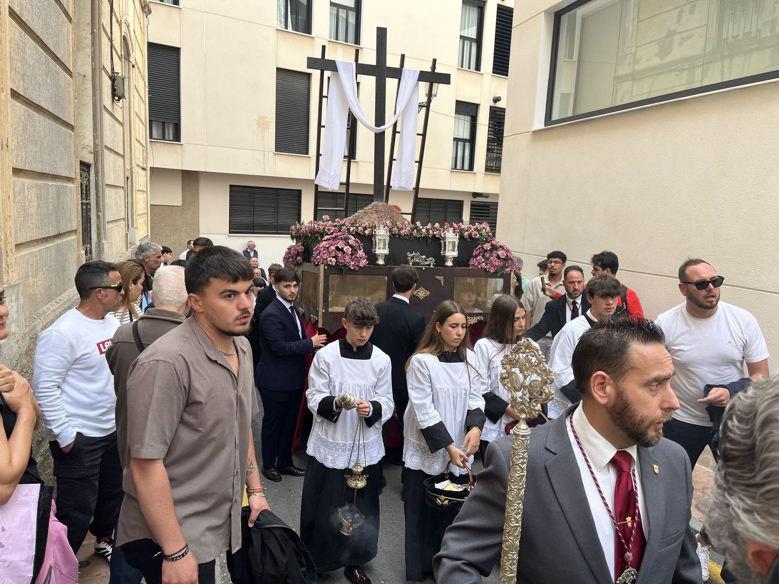 Ceuta acompaña a la Cruz de Mayo de La Flagelación en su primera salida con costaleros