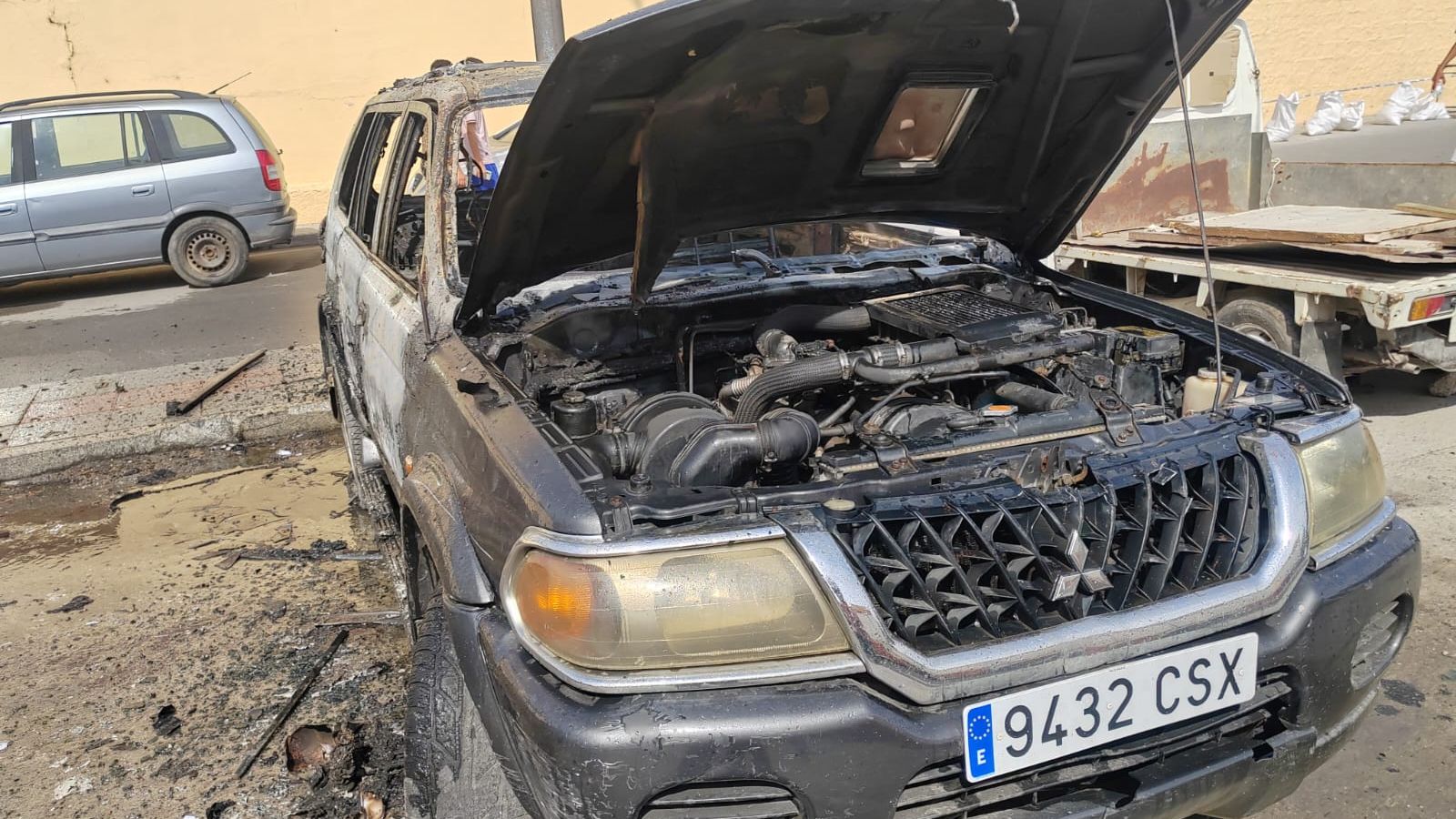 El SEIS interviene en el incendio de un vehículo junto al CEIP Reina Sofía