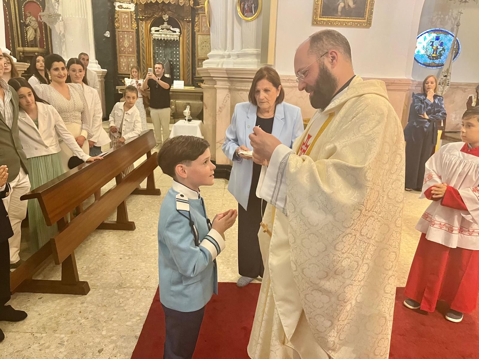 El vicario oficia comuniones en el Santuario de la Virgen de África