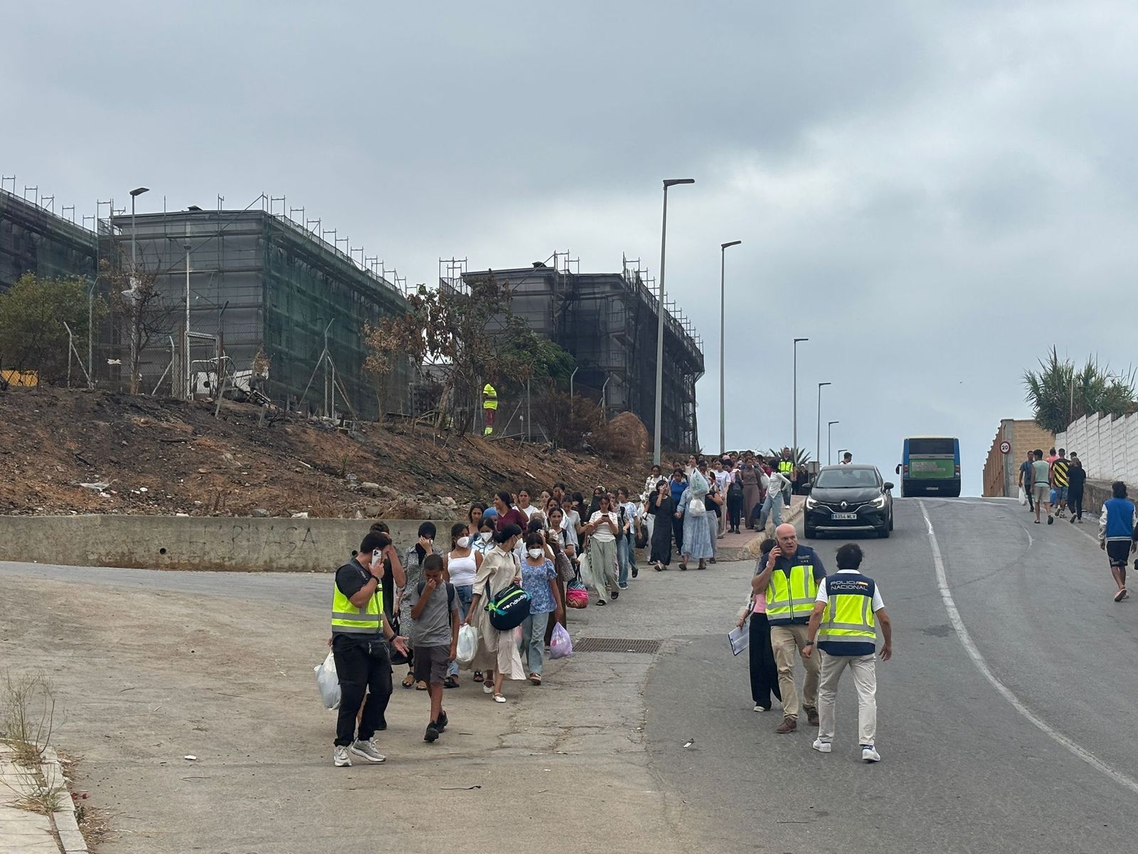 Migrantes en Loma Colmenar, donde Servilimpce limpia los asentamientos de migrantes