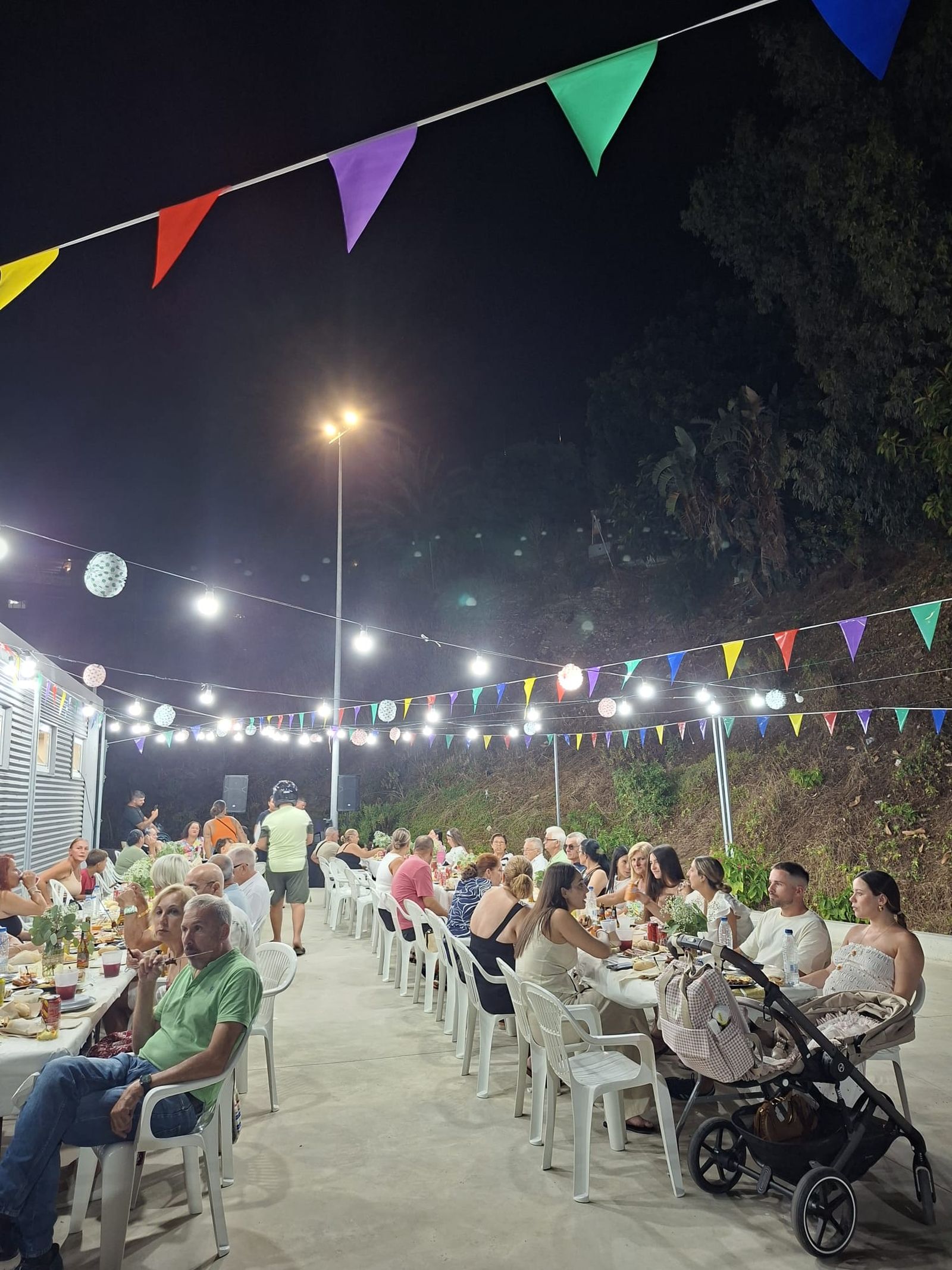 Los vecinos de Juan XXIII disfrutan de una multitudinaria cena en su verbena por la Virgen del Carmen