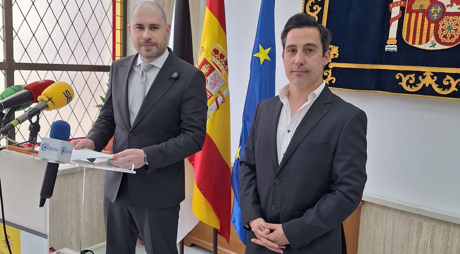 El director territorial del IMSERSO, Julián Cambero, junto al delegado del Gobierno, Miguel Ángel Pérez Triano