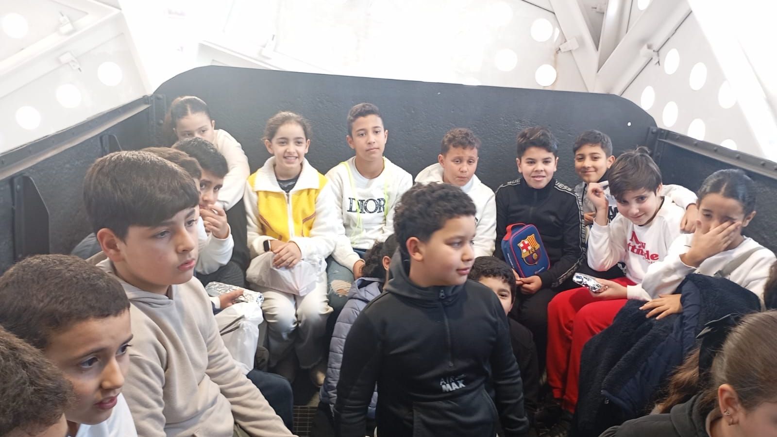 Un grupo de chavales, en la locomotora del antiguo ferrocarril