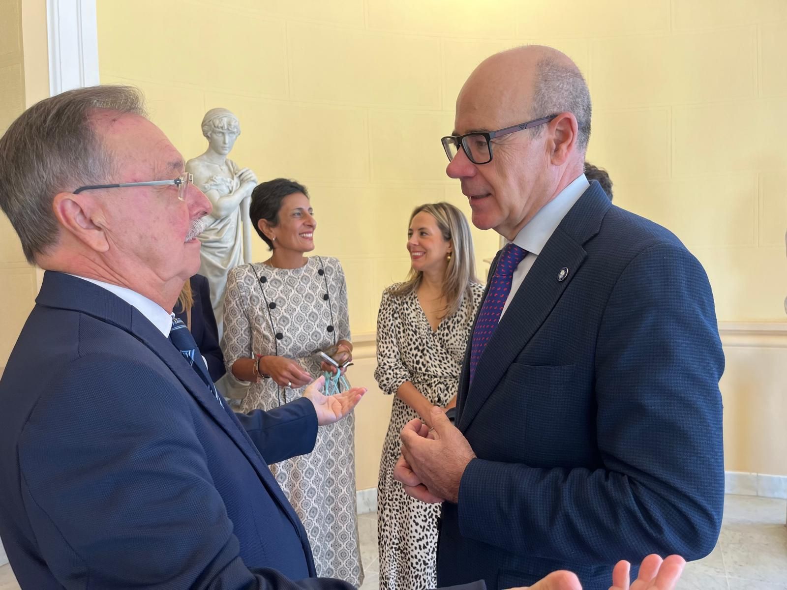 El presidente de la Ciudad, Juan Vivas, y el rector de la UGR, Pedro Mercado, dialogan en la entrada al Palacio Autonómico