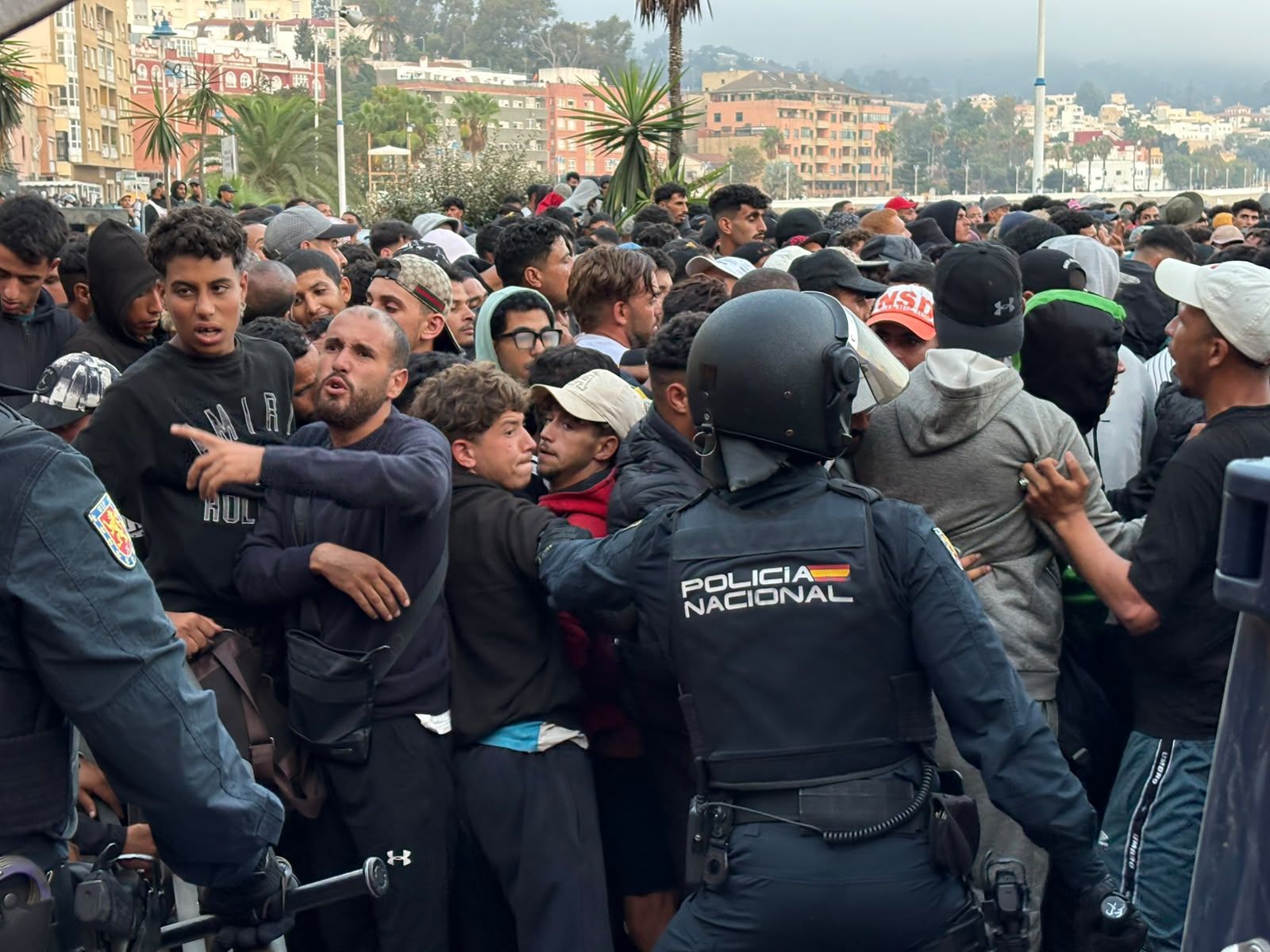 Tenso traslado  de más de  3.000 migrantes de las playas de Ceuta a un nuevo centro temporal
