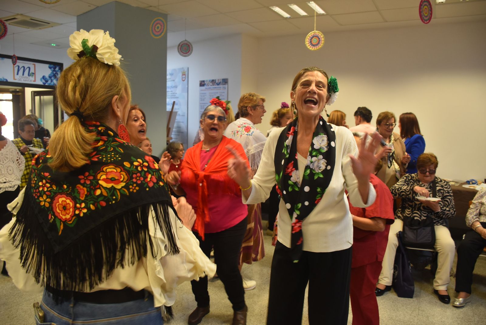 Las mujeres del Centro del Mayor celebran sus Cruces de Mayo