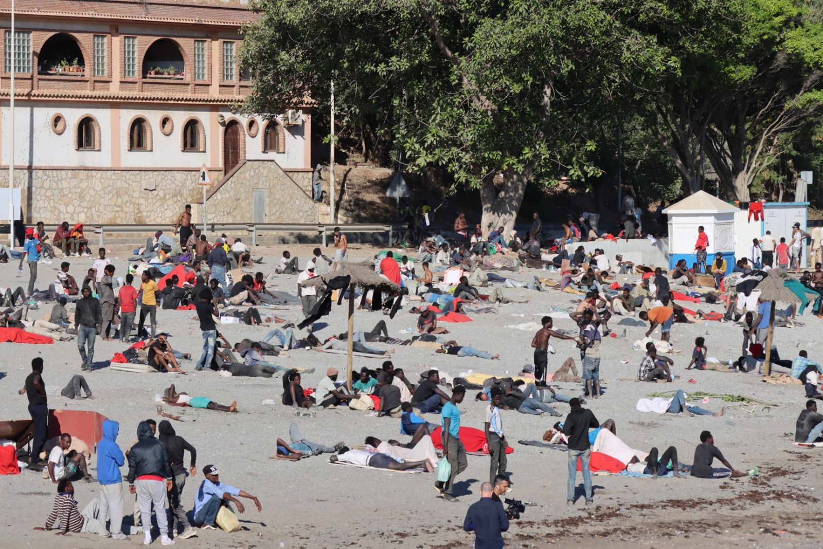 Migrantes en la playa del Trampolín