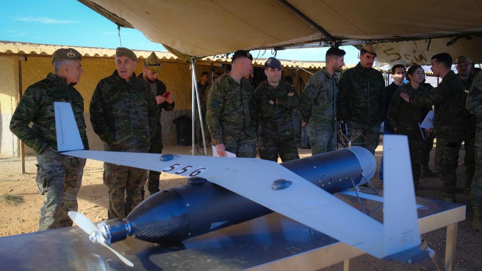 Militares junto a un dron