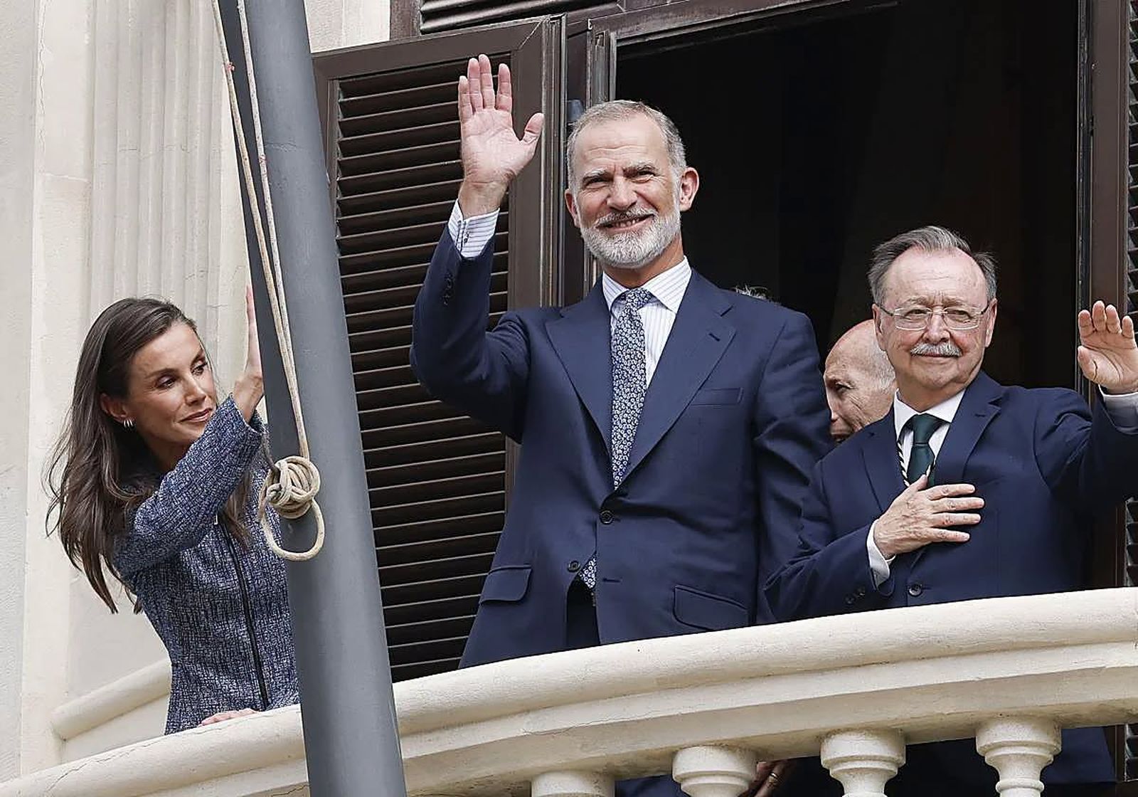 Sus Majestades los Reyes junto al Presidente de la Ciudad Autónoma de Ceuta.