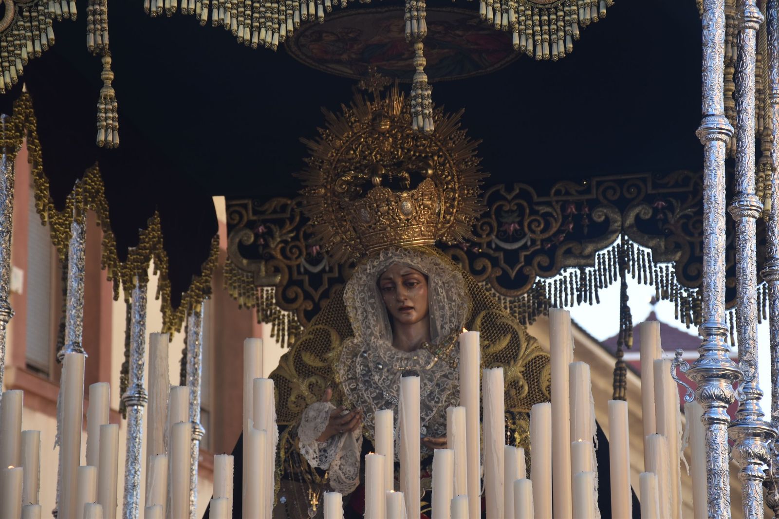 La Amargura: andares de barrio para un Miércoles Santo soleado