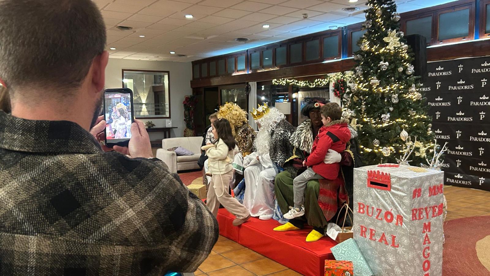 Los Reyes Magos recogen las cartas de los más pequeños en el Parador de Ceuta
