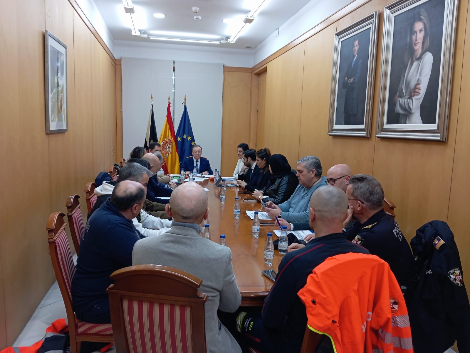 La reunión del presidente con su equipo de Gobierno y miembros de los servicios de emergencias