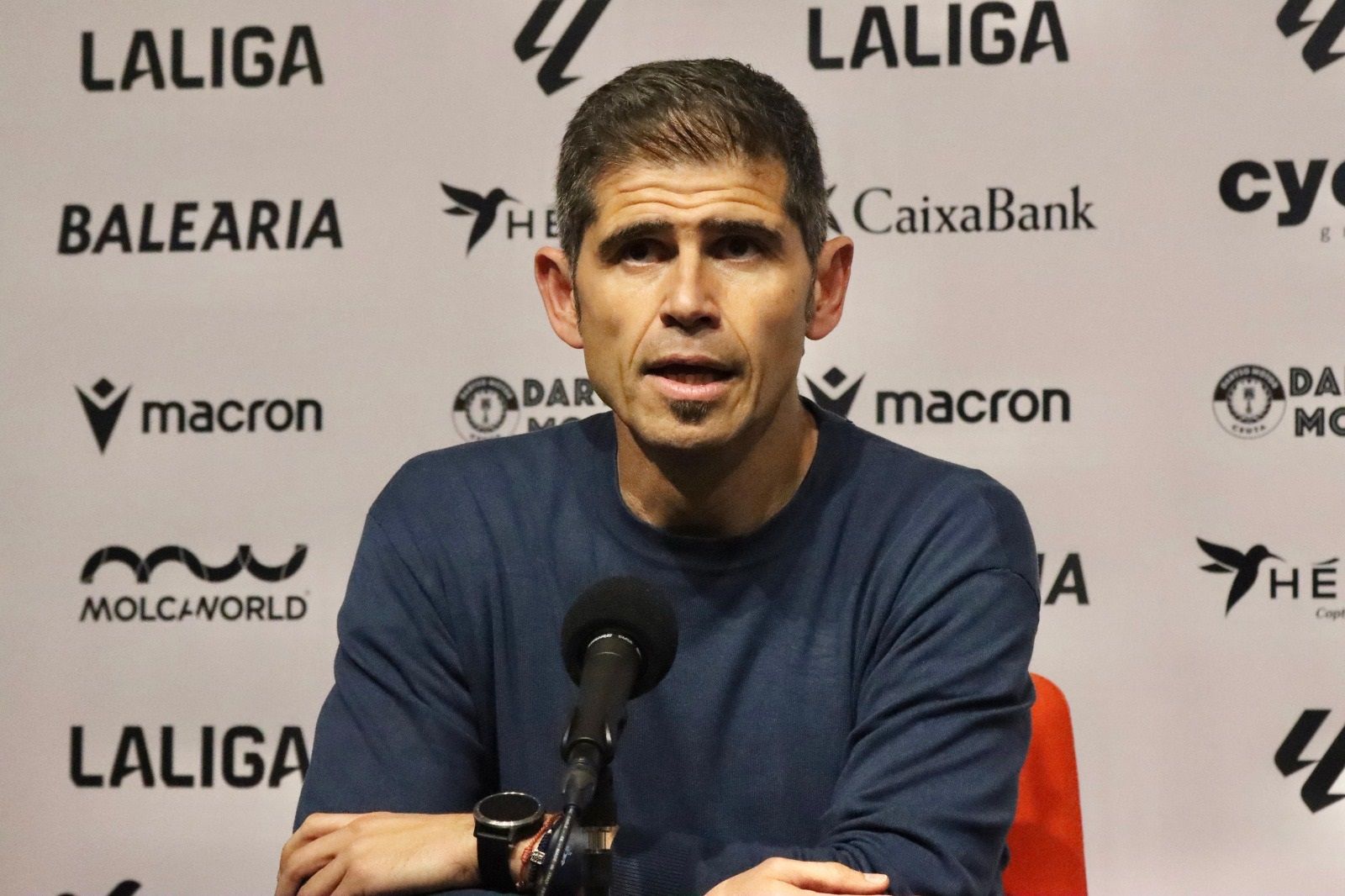El entrenador del Dépor, Antonio Hidalgo, en la rueda de prensa tras su victoria en Ceuta. /