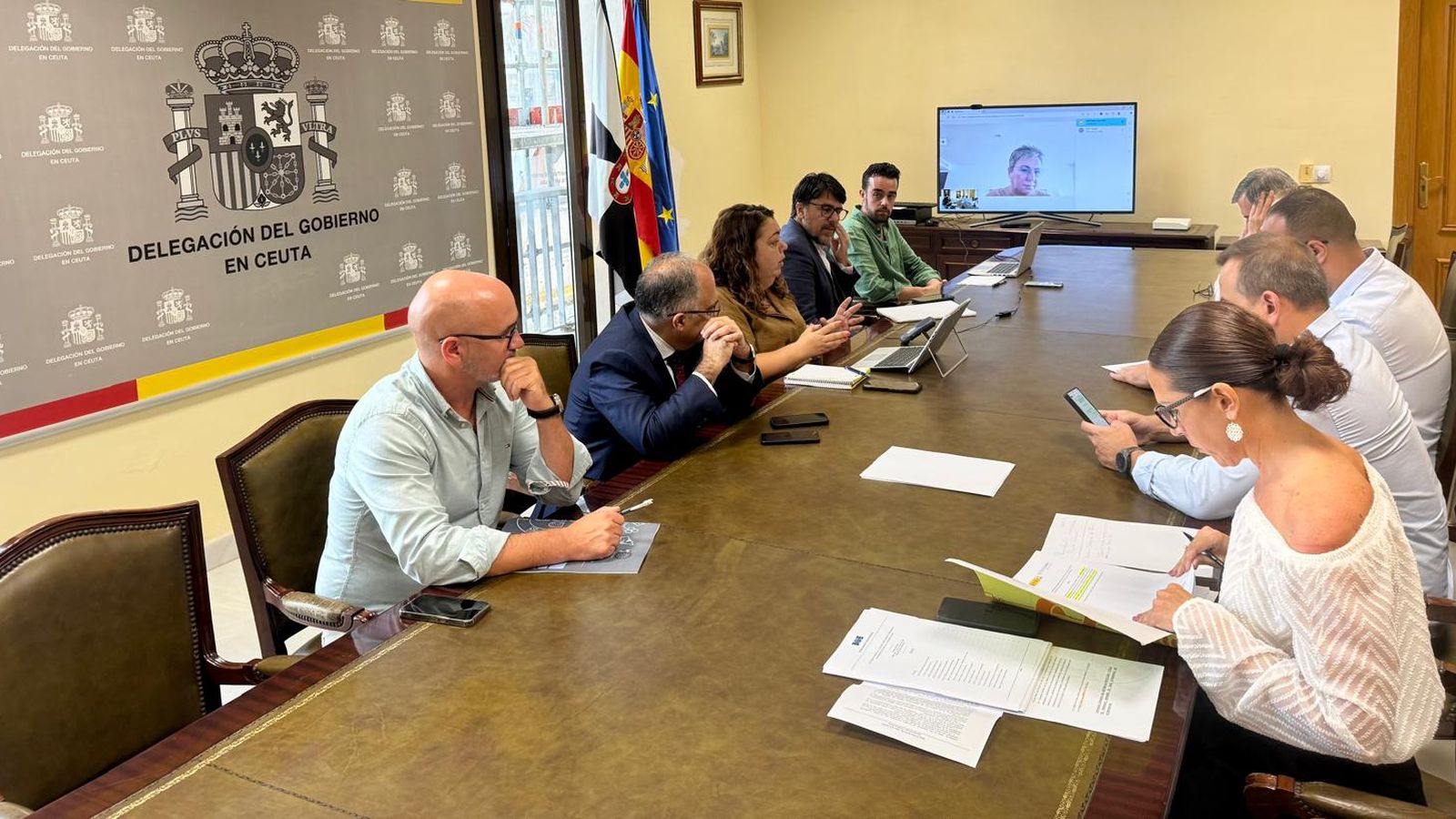 A la reunión, han acudido junto a la delegada del Gobierno, el consejero de Presidencia y Gobernación , fiscal Jefe y Fiscal de Menores, fefa del Área de Menores de la Ciudad Autónoma y miembros del Gabinete Técnico de la delegada del Gobierno A la reunión, han acudido junto a la delegada del Gobierno, el consejero de Presidencia y Gobernación , fiscal Jefe y Fiscal de Menores, fefa del Área de Menores de la Ciudad Autónoma y miembros del Gabinete Técnico de la delegada del Gobierno