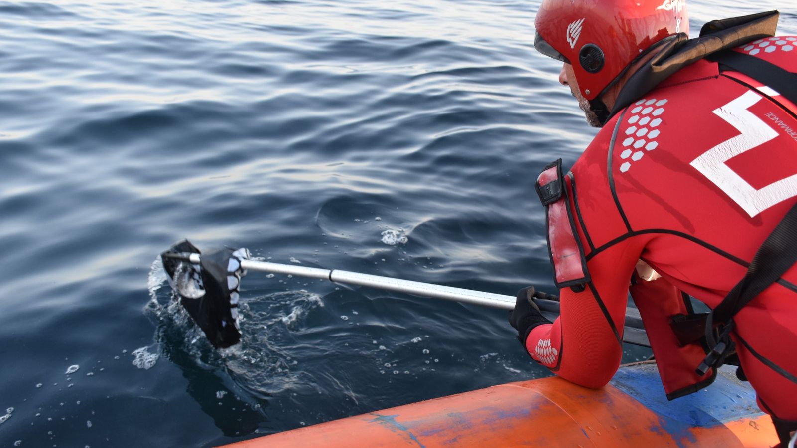 José Antonio Carracao extrae del agua un flotador de los que usan los "nadadores" para cruzar a Ceuta