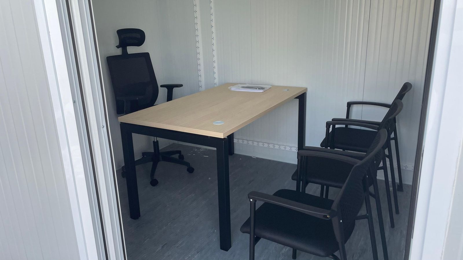 Diez módulos prefabricados, cada uno con dos despachos, han sido instalados en el interior del polígono industrial para reforzar la atención a los solicitantes de protección internacional