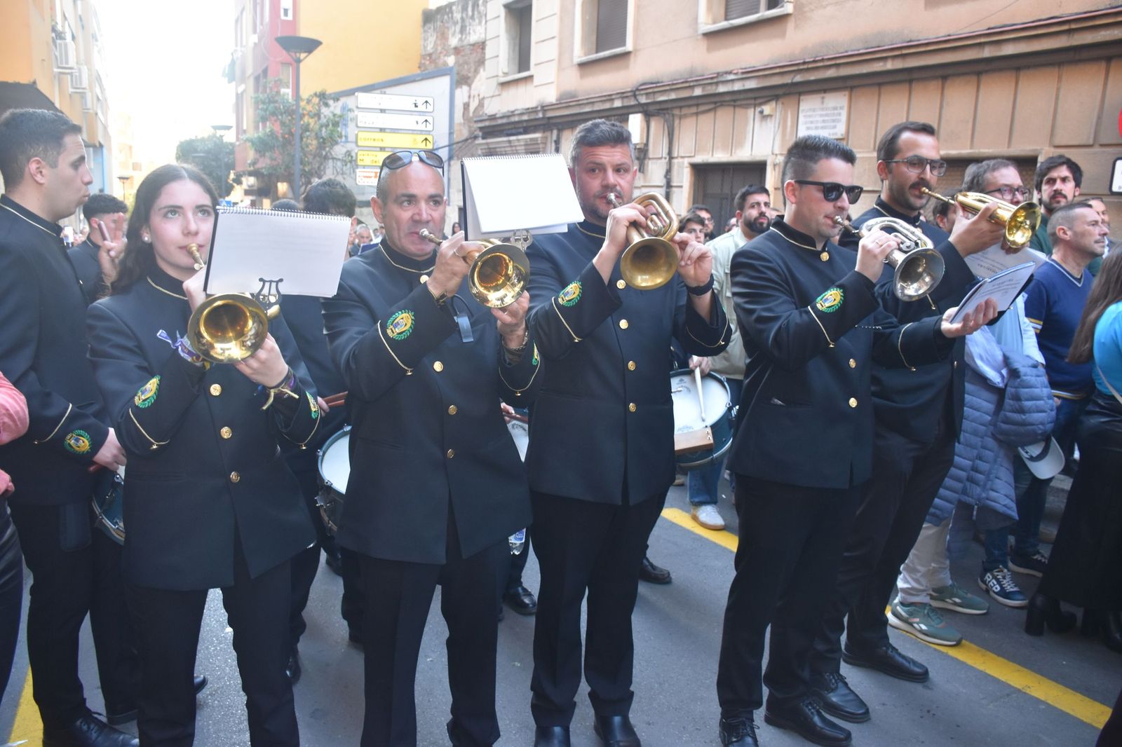 Aroma cofrade y estudiantil: Las Penas reina en el Jueves Santo