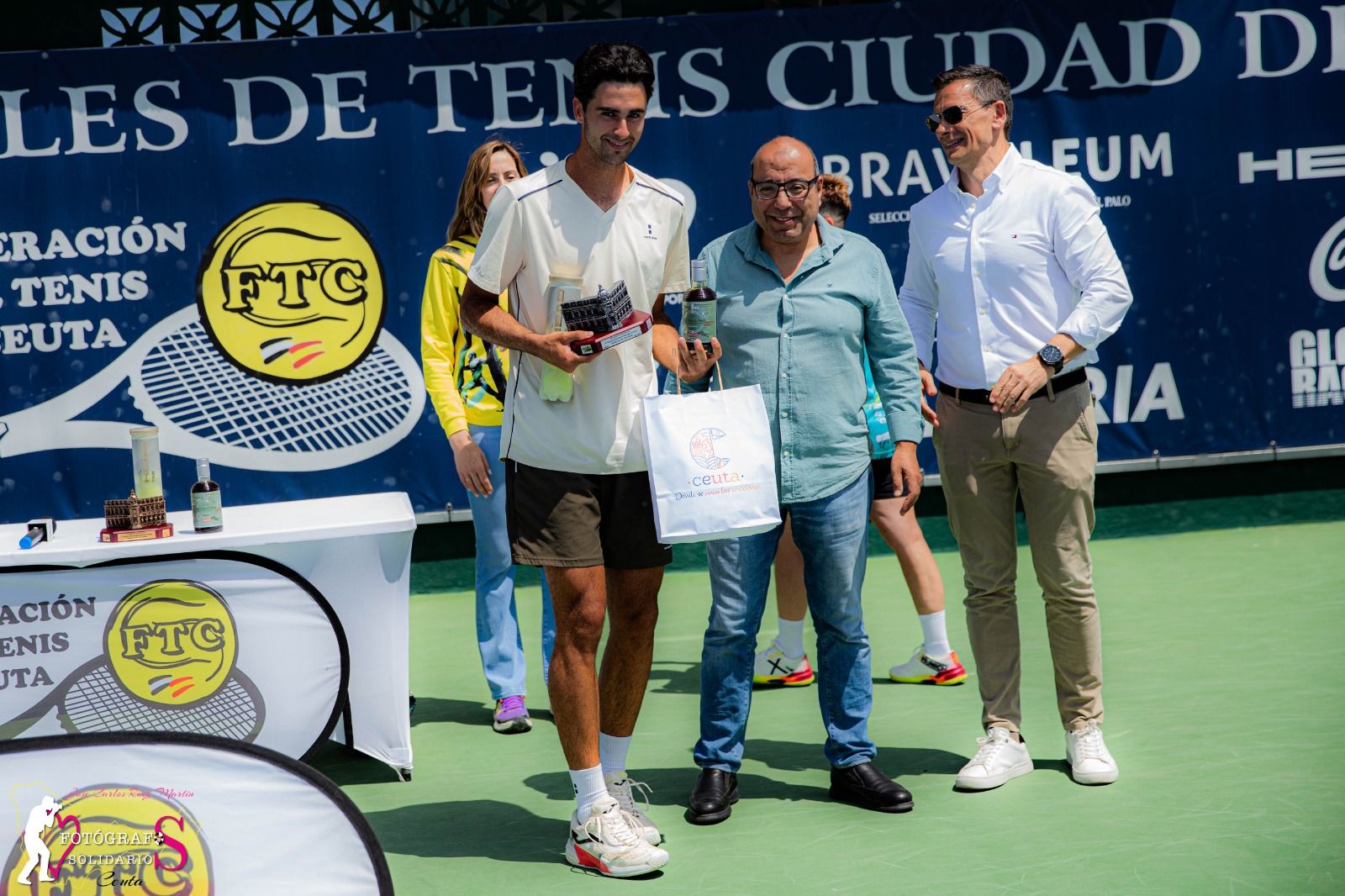 Entrega de trofeos de los primeros clasificados del 'Torneo'