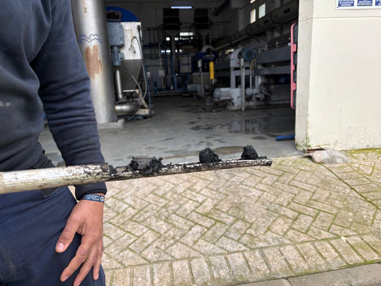 Vargas enseñando el fango tratado. / FOTO NICOL'S