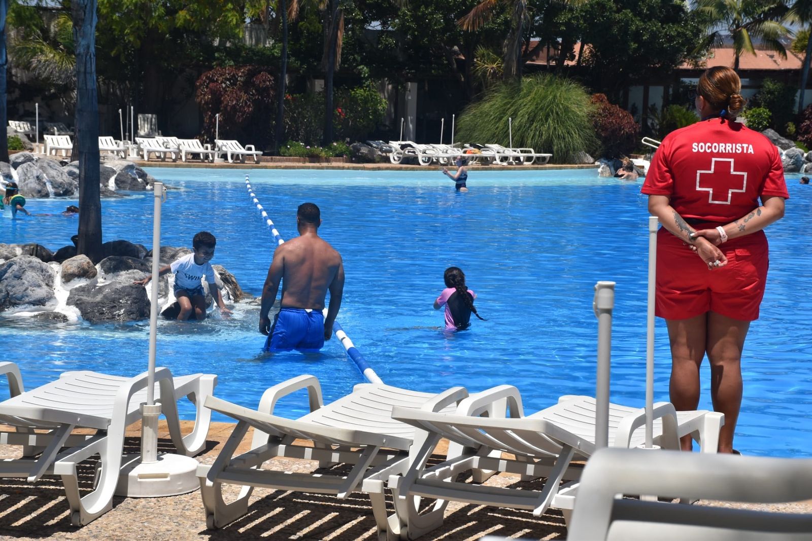 Los primeros usuarios de esta temporada disfrutan de las piscinas del recinto