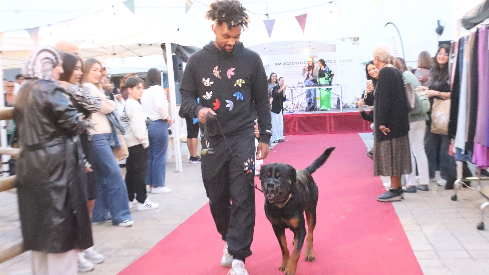 Imágenes de la plaza con el comienzo del Mercadillo y el pase de modelos.