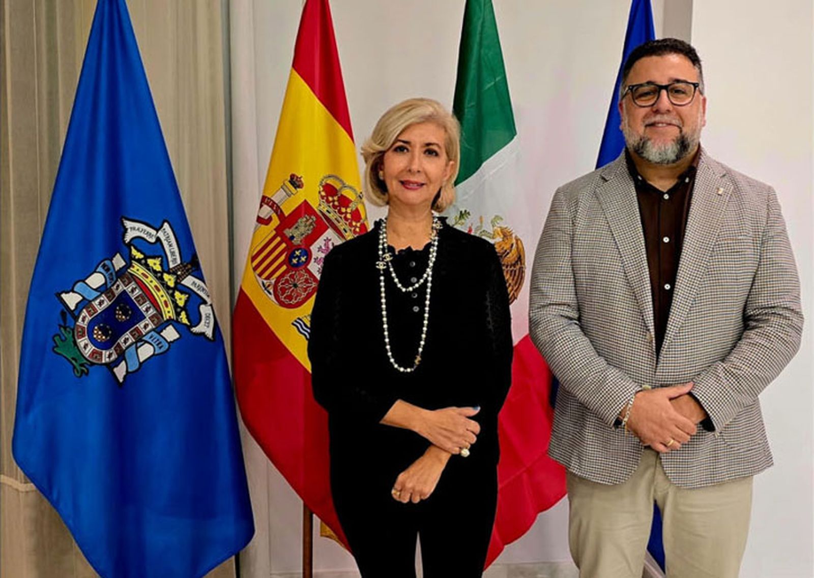 Ramón de la Cruz, junto a la escritora Claudia Luna